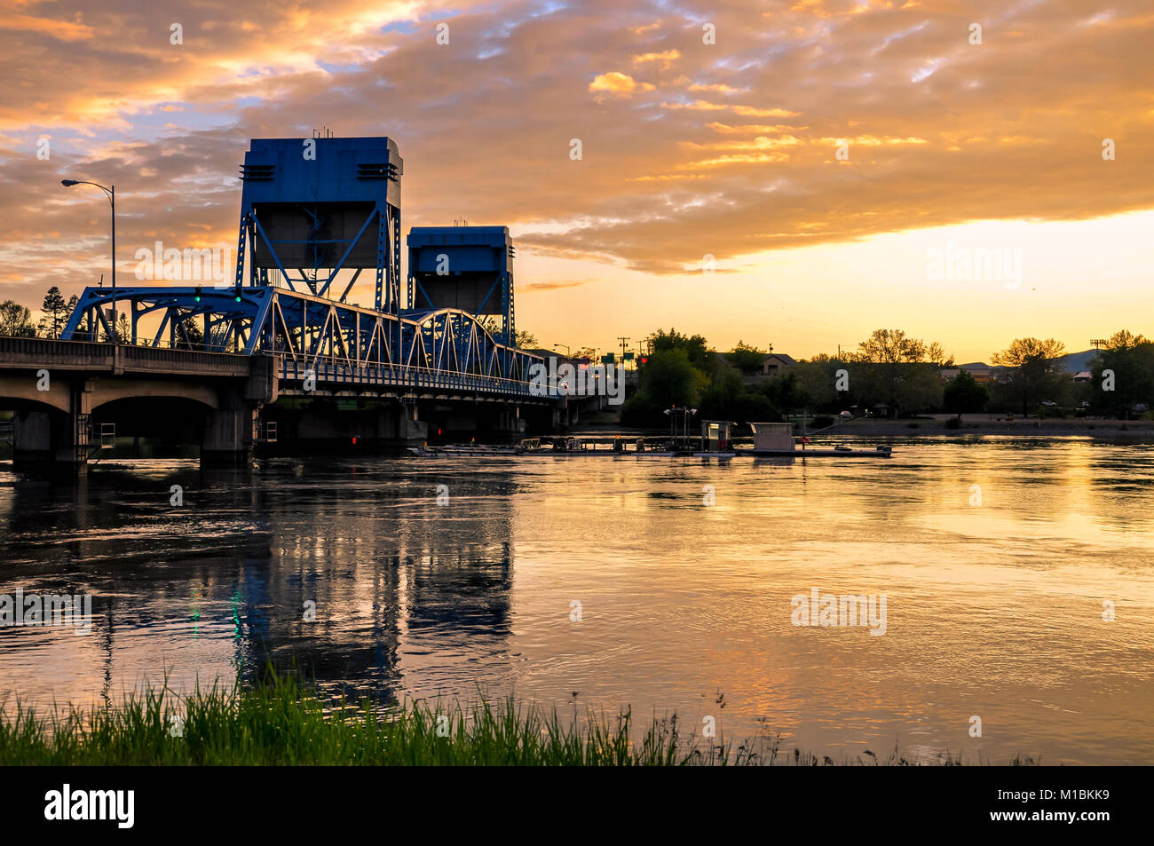 Lewiston - Clarkston blue bridge contra el cielo nocturno vibrante Foto de stock