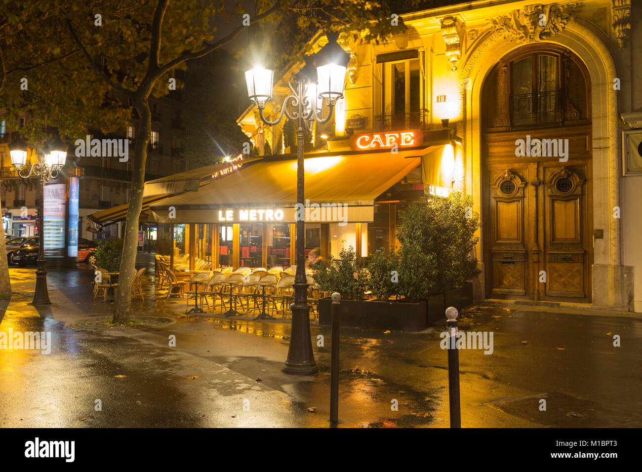 Café en el distrito de Saint-Germain por la noche, Paris, Francia Foto de stock