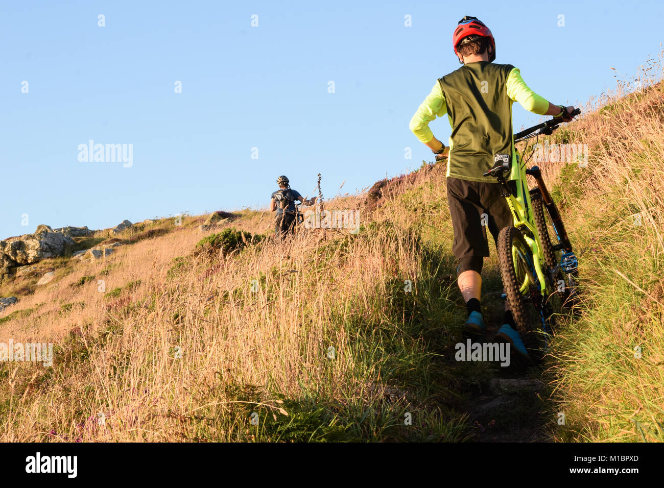 Jake Marsh Enduro Mountain Bike empujando hacia arriba, Gwenver, Sennen, Cornualles, en el REINO UNIDO Foto de stock