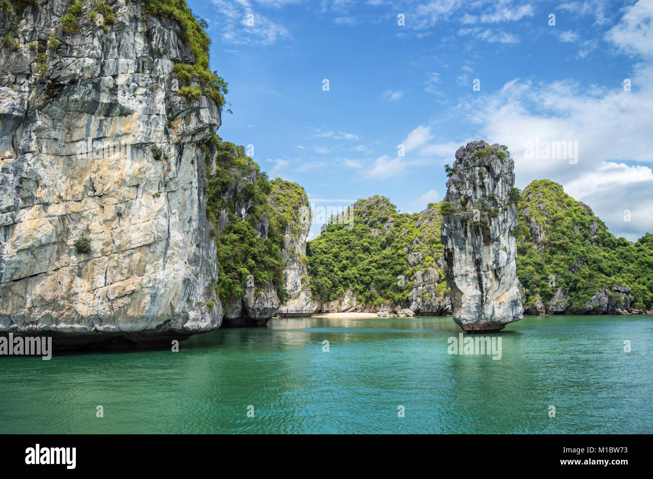 Pilar de roca y agua esmeralda, la Bahía de Halong, Vietnam Foto de stock