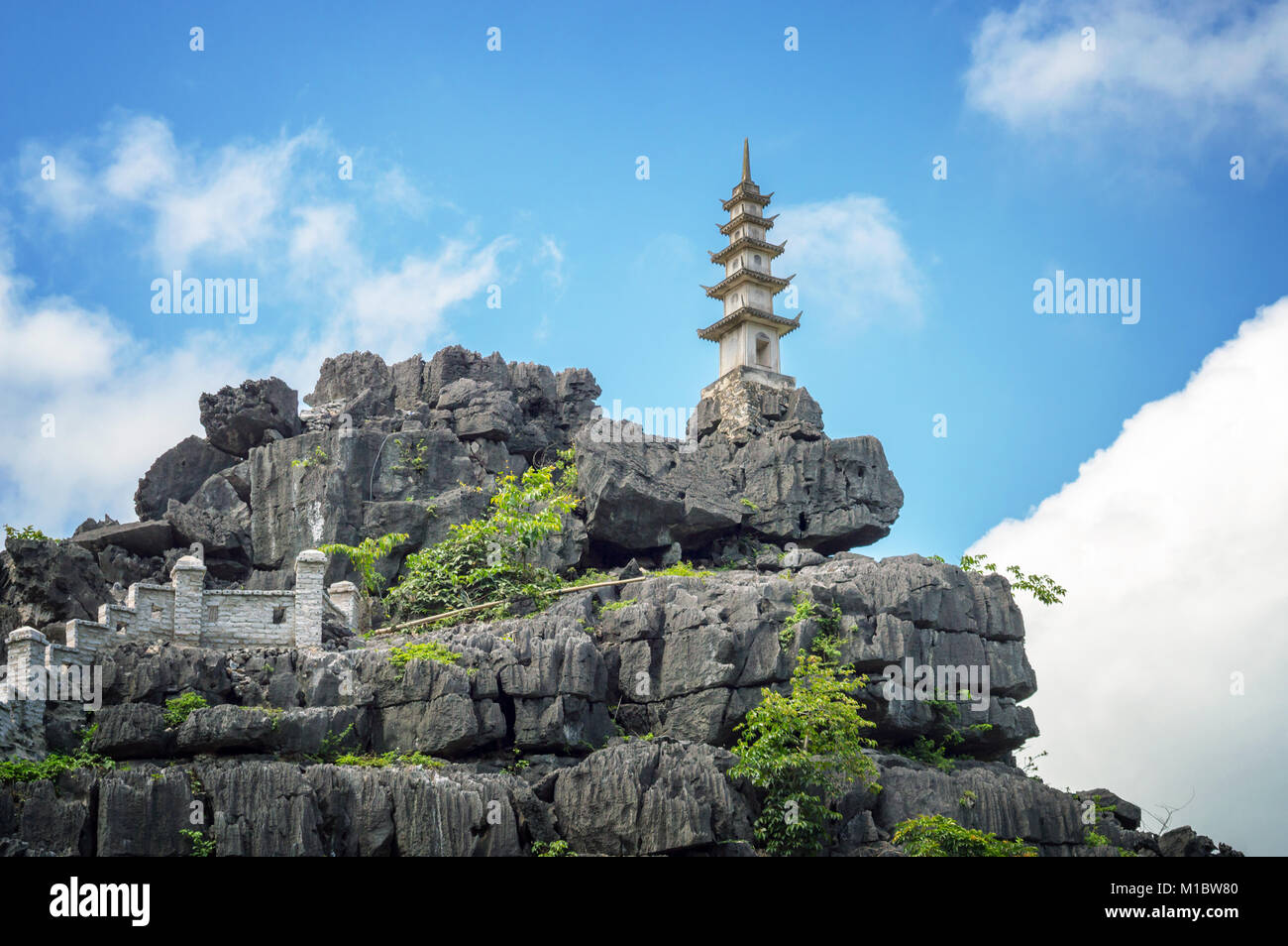 Parte superior de la pagoda de Hang Mua temple, Ninh Binh, Vietnam Foto de stock
