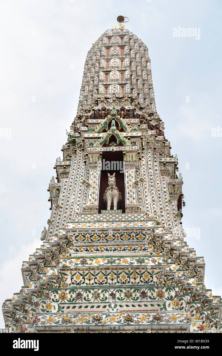 Un detalle de la decoración exterior del templo de Wat Arun en Bangkok, Tailandia Foto de stock