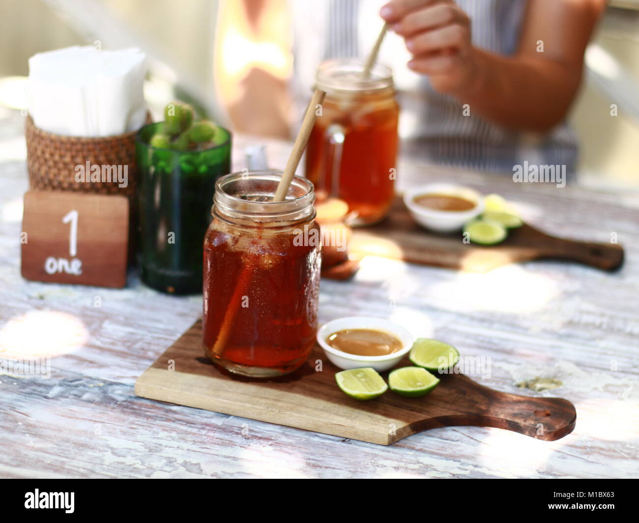 Té helado mejor se sirve frío y en una isla tropical Foto de stock