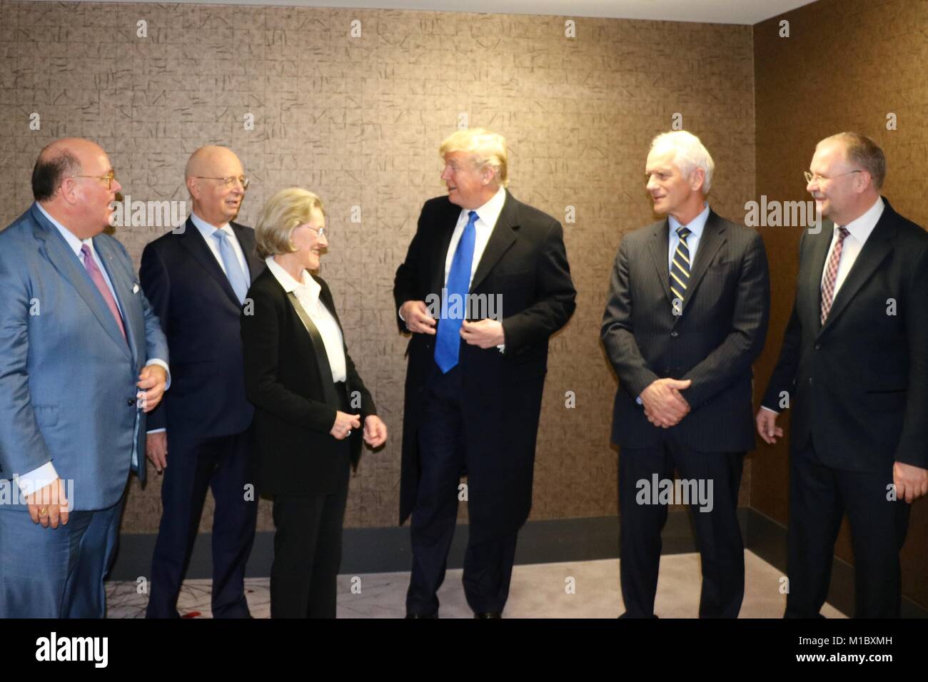 Presidente estadounidense Donald Trump llega para asistir al Foro Económico Mundial 25 de enero de 2018, en Davos, Suiza. De pie, de izquierda a derecha, son: el Embajador de los EE.UU. Ed McMullen, FEM Klaus Schwab, Presidente Ejecutivo Hilde Schwab, Alcalde de Davos Tarzisius Caviezel y Alois Zwinggi WEF Director Gerente. Foto de stock