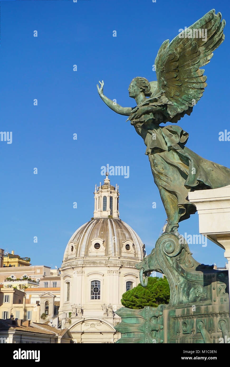 Ángel estatua en Altare della Patria (Monumento Nazionale a Vittorio Emanuele II) al Santissimo Nome de María al Foro Traiano iglesia en Roma Italia Foto de stock