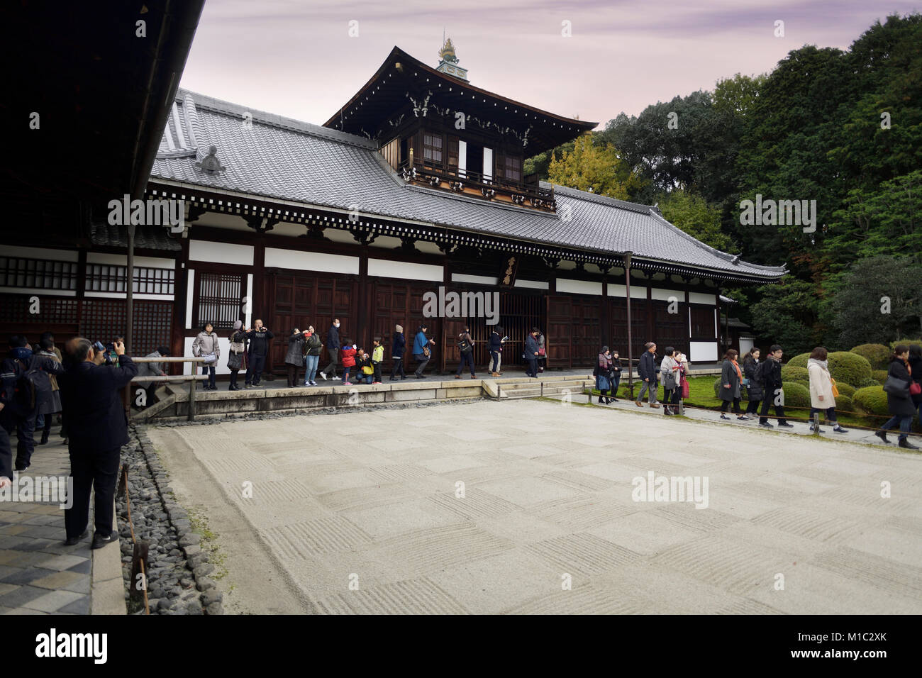 Tofukuji Kaizando hall del templo budista con un seco grava blanca geométrico jardín Zen con diseño cuadrado cuadriculado. Tofuku-ji, Higashiyama-ku, Kyot Foto de stock