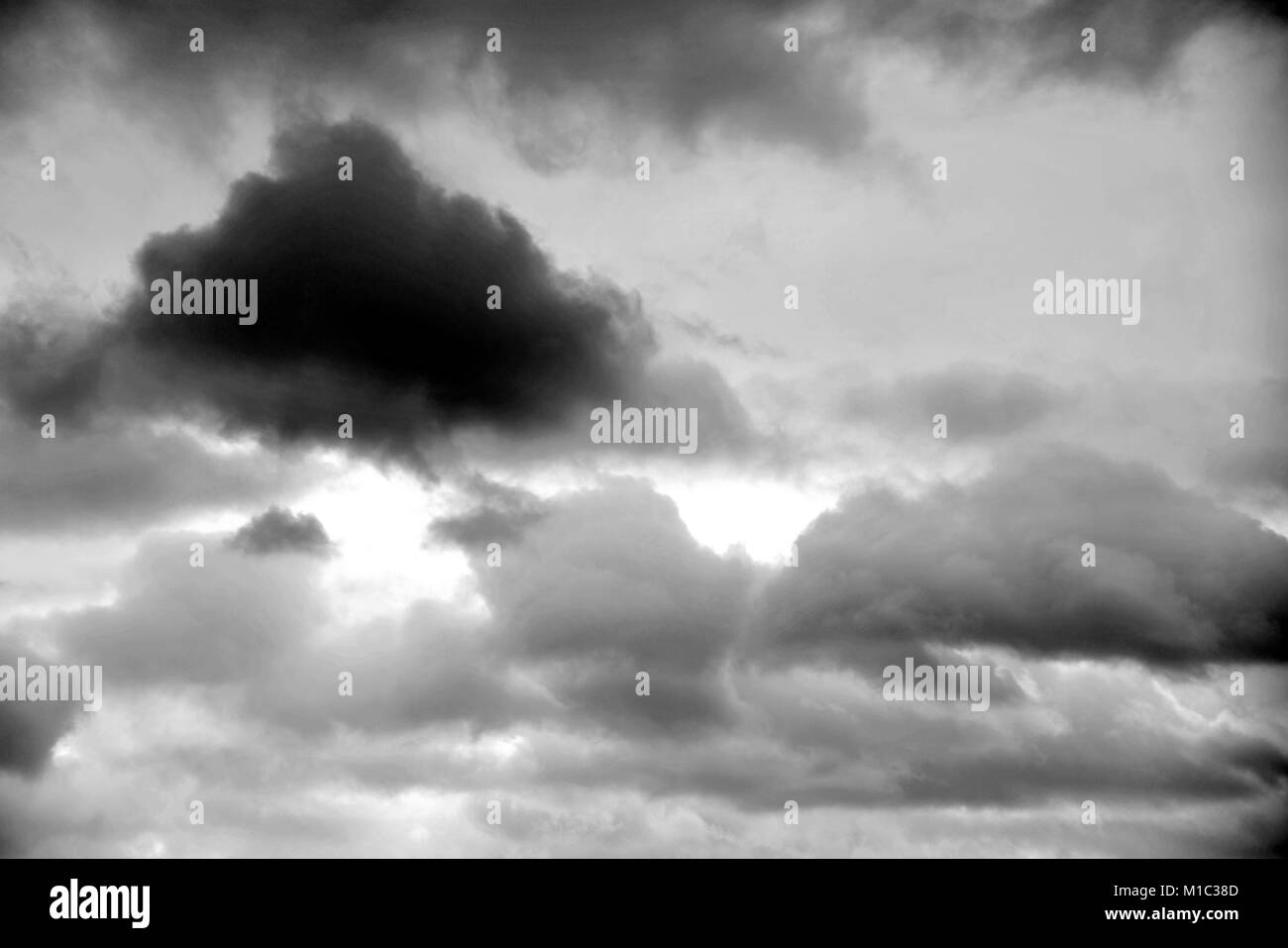 Nubes en el cielo sobre el REINO UNIDO Foto de stock