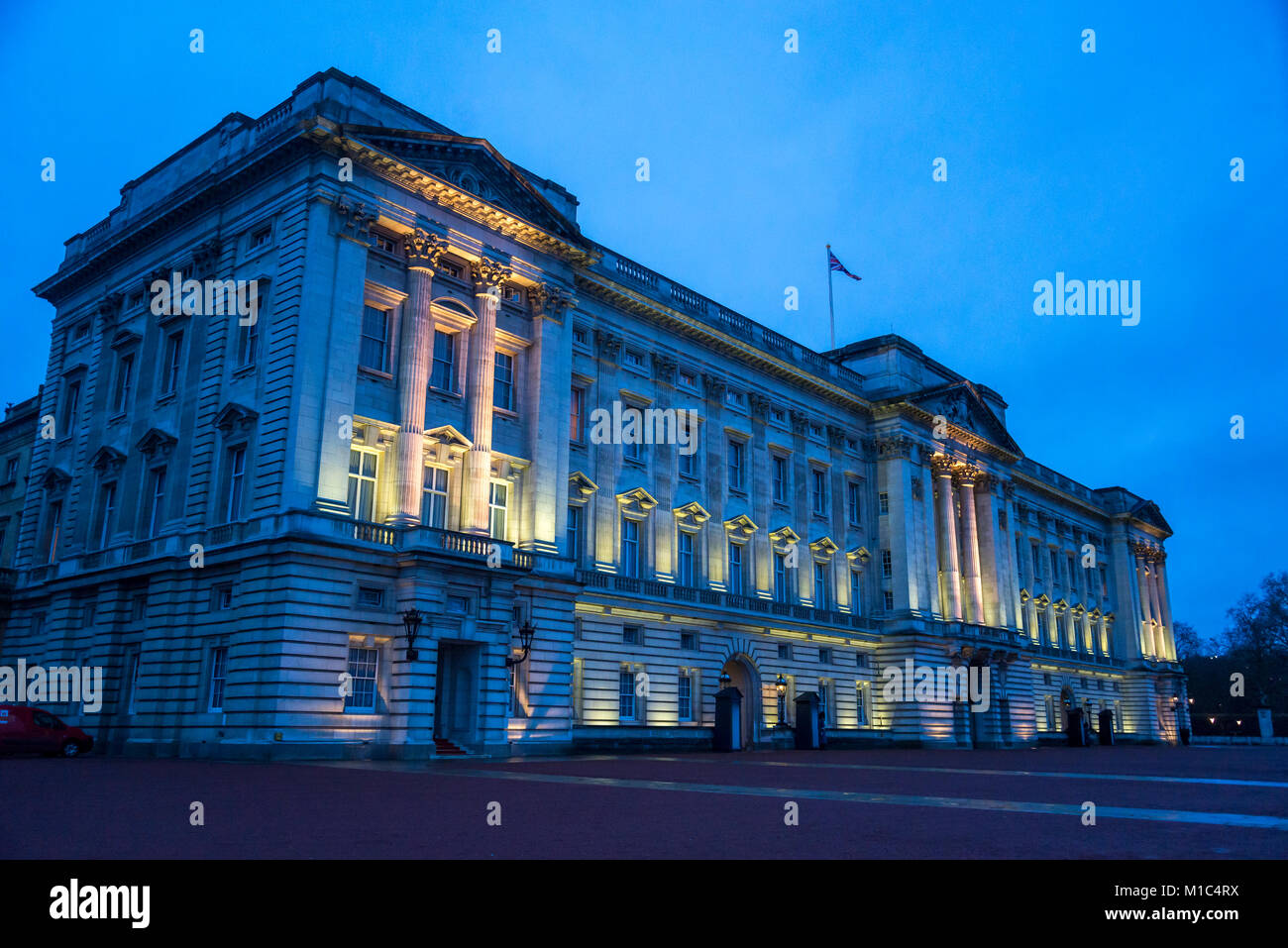Buckingham Palace es la residencia de Londres y sede administrativa del monarca reinante del Reino Unido, Londres, Inglaterra, Reino Unido. Foto de stock