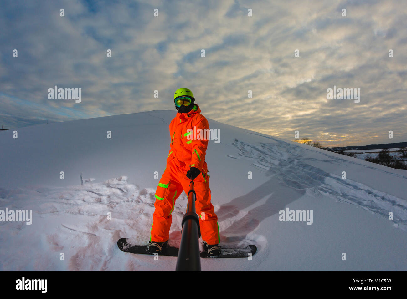 Snowboarder con el snowboard haciendo un selfie Fotografía de stock - Alamy