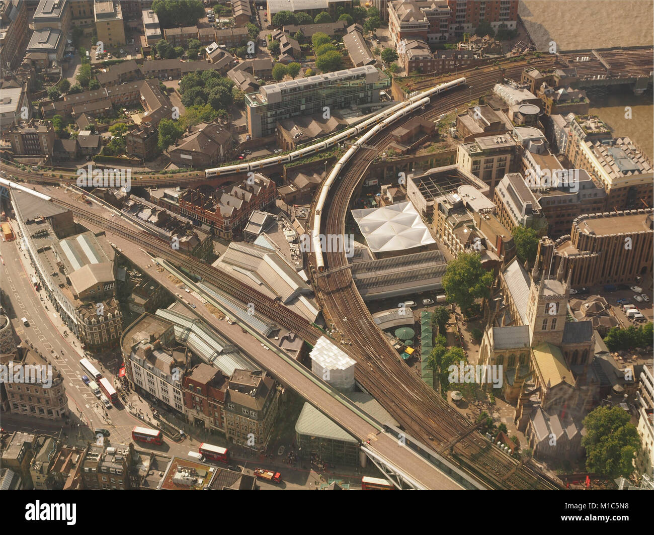 Vista desde el último piso de la visualización Shard mirando hacia abajo sobre la vía férrea que conduce a la estación de la calle Cannon, Londres Foto de stock