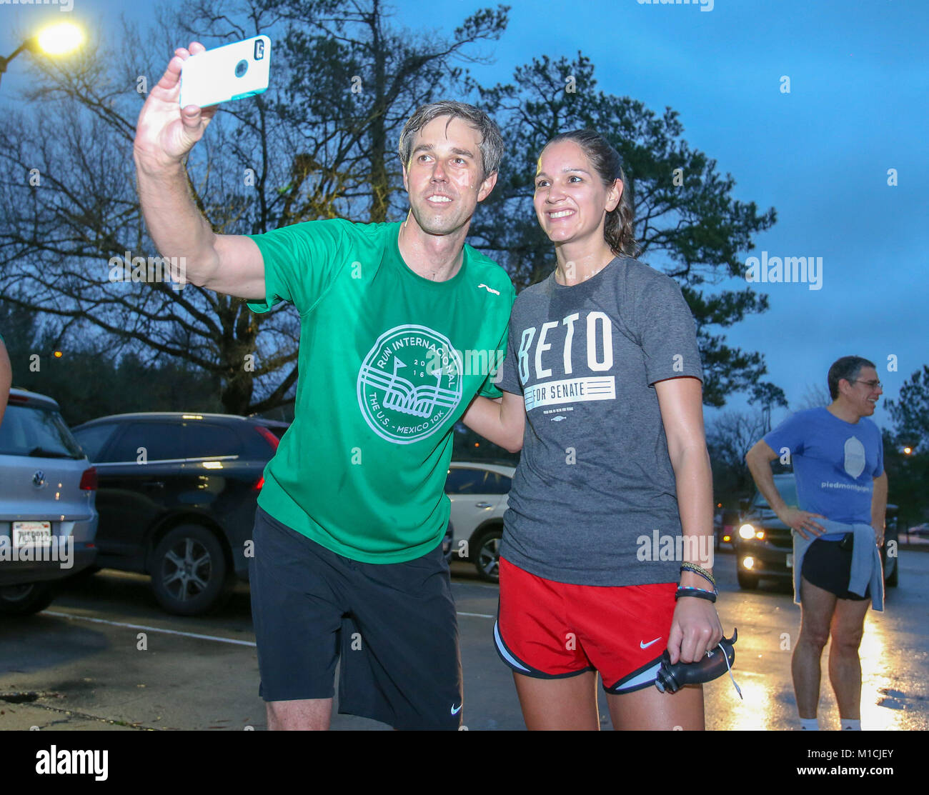 Houston, Texas, EE.UU. El 28 de enero, 2018. Beto O'Rourke, D-Texas posa con un partidario durante una ejecución con Beto evento en Memorial Park en Houston, TX. John Glaser/CSM/Alamy Live News Foto de stock