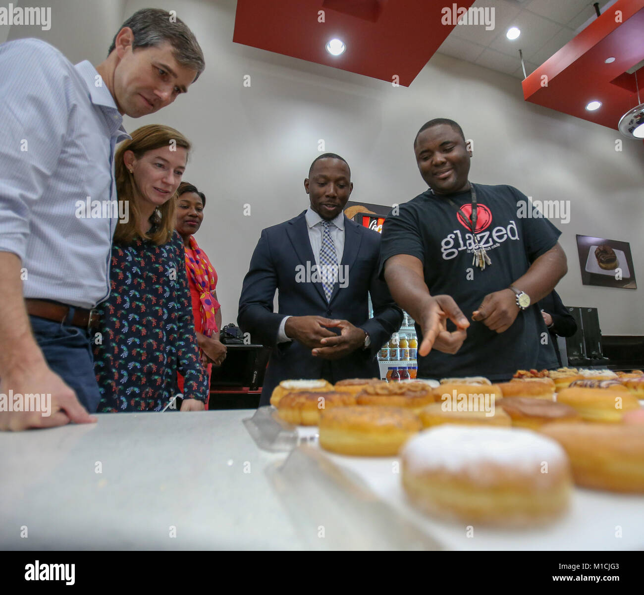 Houston, Texas, EE.UU. El 28 de enero, 2018. Beto O'Rourke, D-Texas recibe una explicación del modelo de negocio durante una mesa redonda con empresarios de rosquillas y glaseado Donut Cafe en Houston, TX. John Glaser/CSM/Alamy Live News Foto de stock