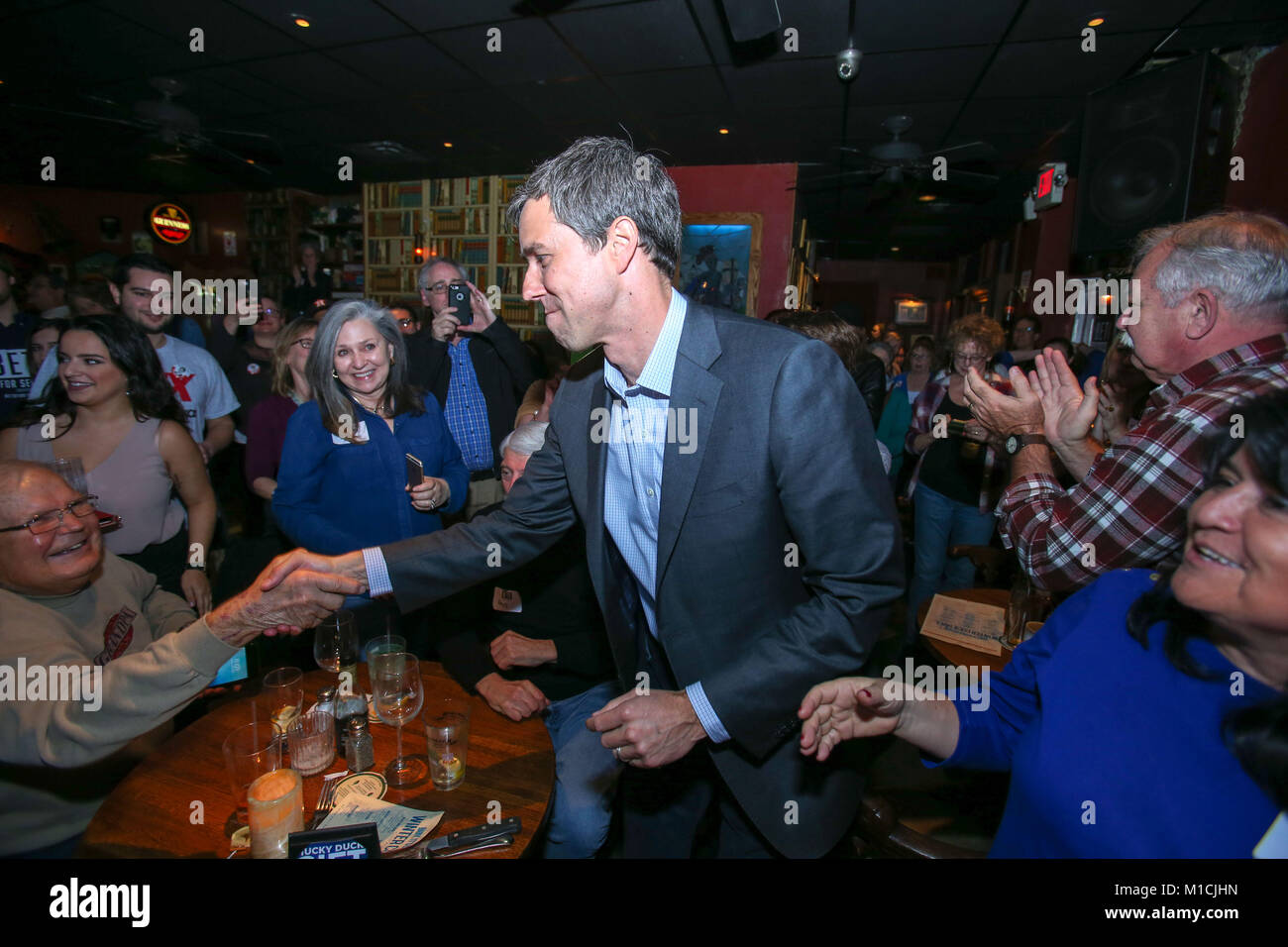 Houston, Texas, EE.UU. El 28 de enero, 2018. Beto O'Rourke, D-Texas llega a una bandas para Beto evento en el Mucky Duck en Houston, TX. John Glaser/CSM/Alamy Live News Foto de stock