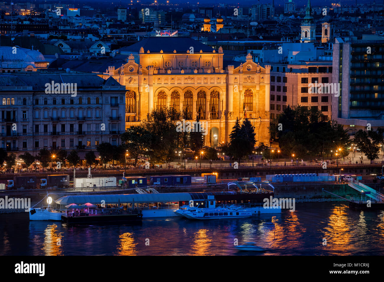 Vigado Concert Hall iluminado en la noche en la ciudad de Budapest, en la orilla del río Danubio, Hungría, Europa Foto de stock