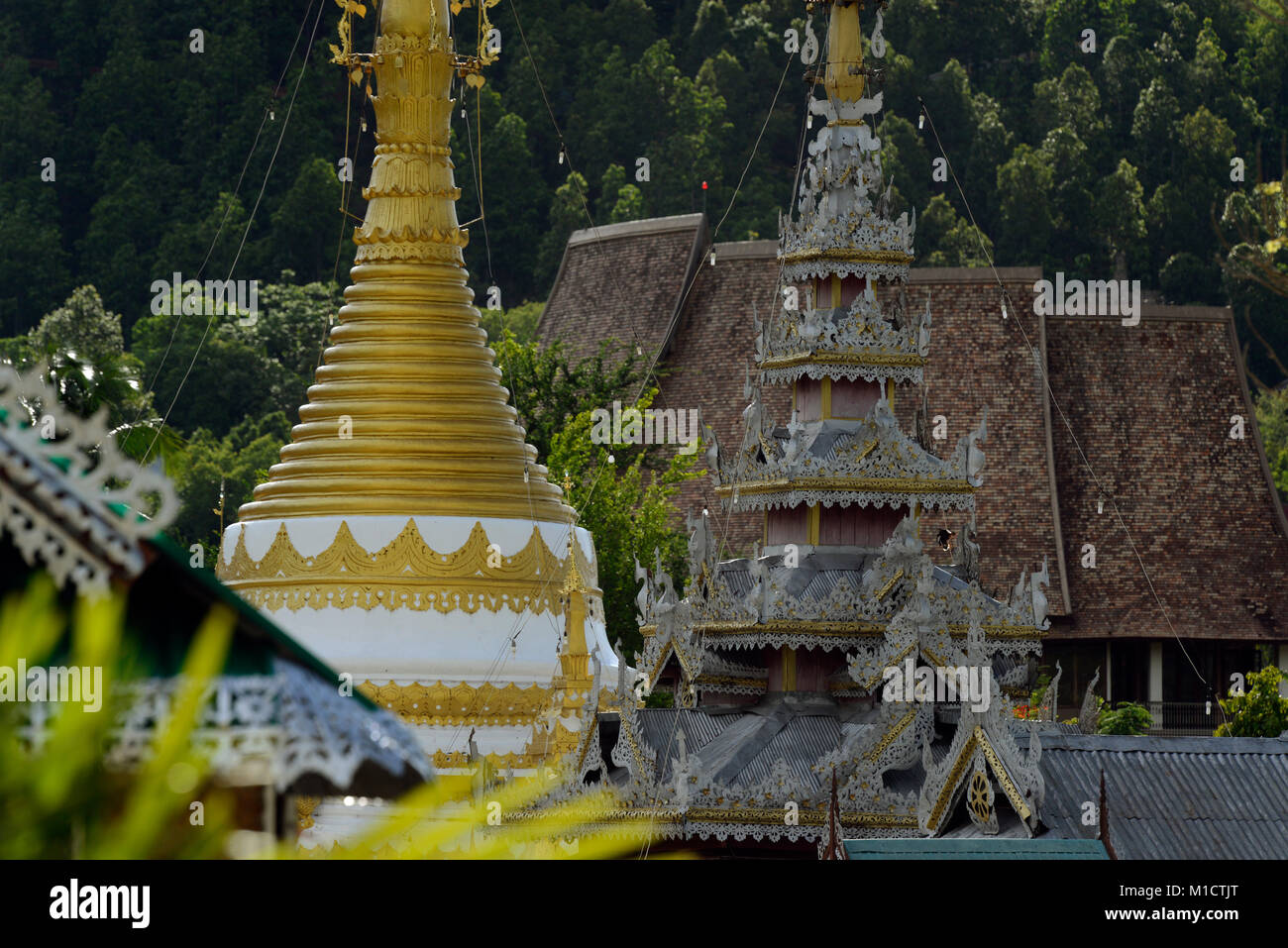Der Tempel Wat Jong Kham und Jong Klang am See Nong Jong Kham im Dorf Mae Hong Son im norden von Tailandia en Suedostasien. Foto de stock