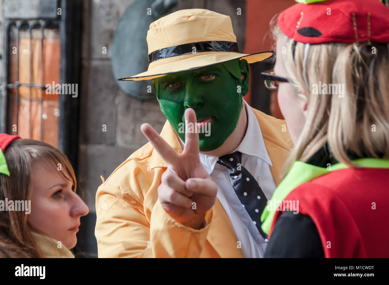 Colonia, Alemania - 14 de marzo de 2014: Un hombre viste el traje de la  película 'La máscara', un traje amarillo con un sombrero amarillo y cara  verde Fotografía de stock - Alamy