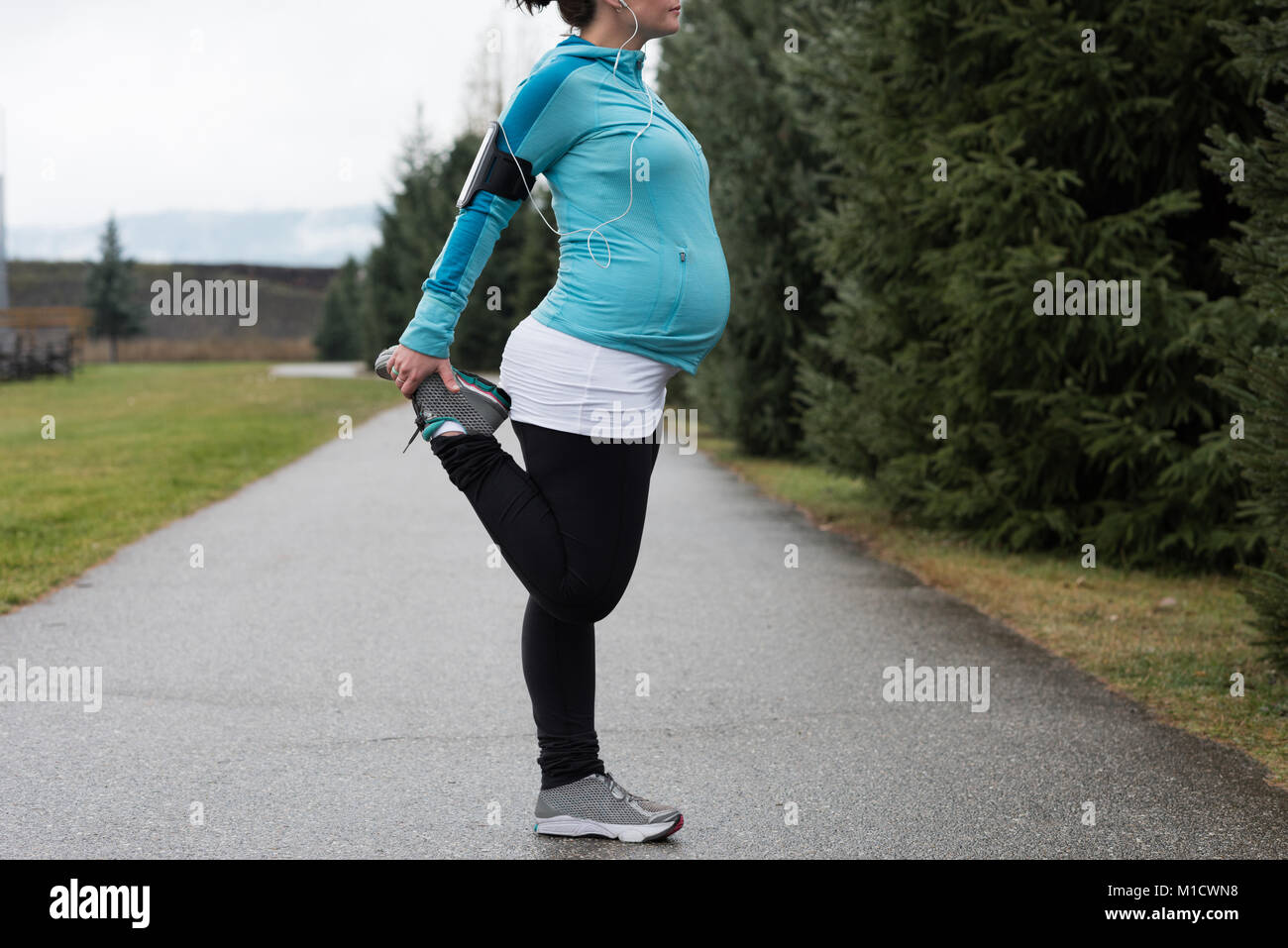 Mujer embarazada realizar ejercicio de estiramiento Foto de stock