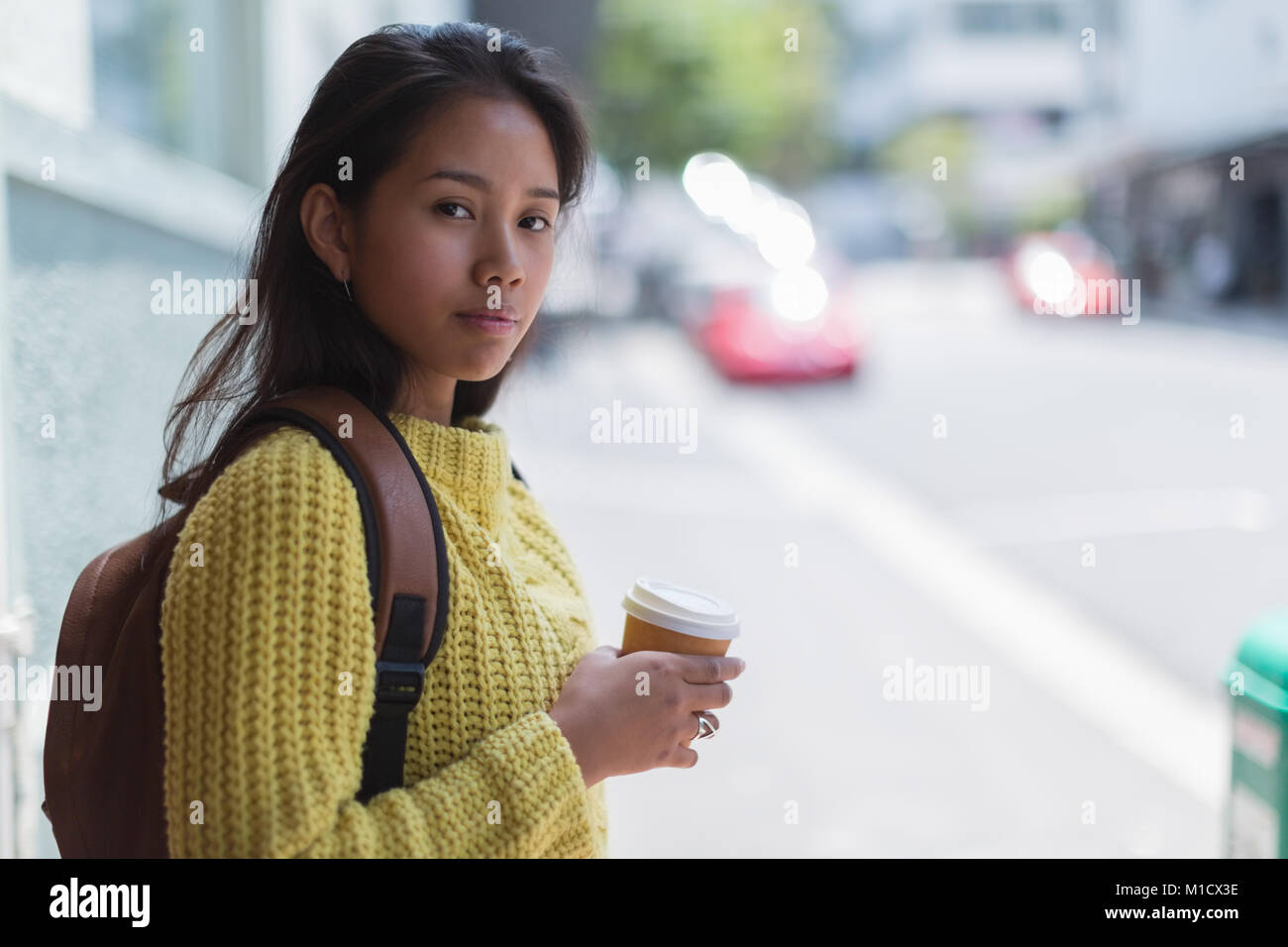 Adolescente sosteniendo una taza de café desechables Foto de stock