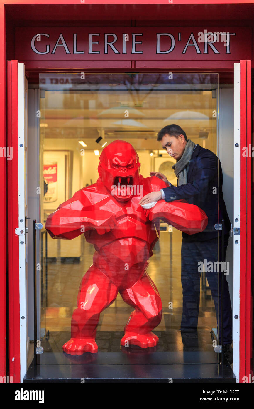 El gorila rojo escultura titulada 'Wild Kong" por el artista y escultor  Richard Olinsky es limpiada por el personal en la Galerie Montmartre en  París, Francia Fotografía de stock - Alamy