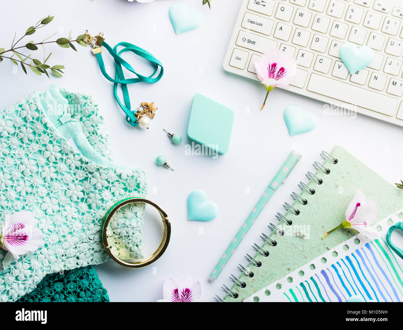 Pastel de color verde menta mujer ropa de estilo de vida laical plana con  accesorios, portátil y teclado Fotografía de stock - Alamy