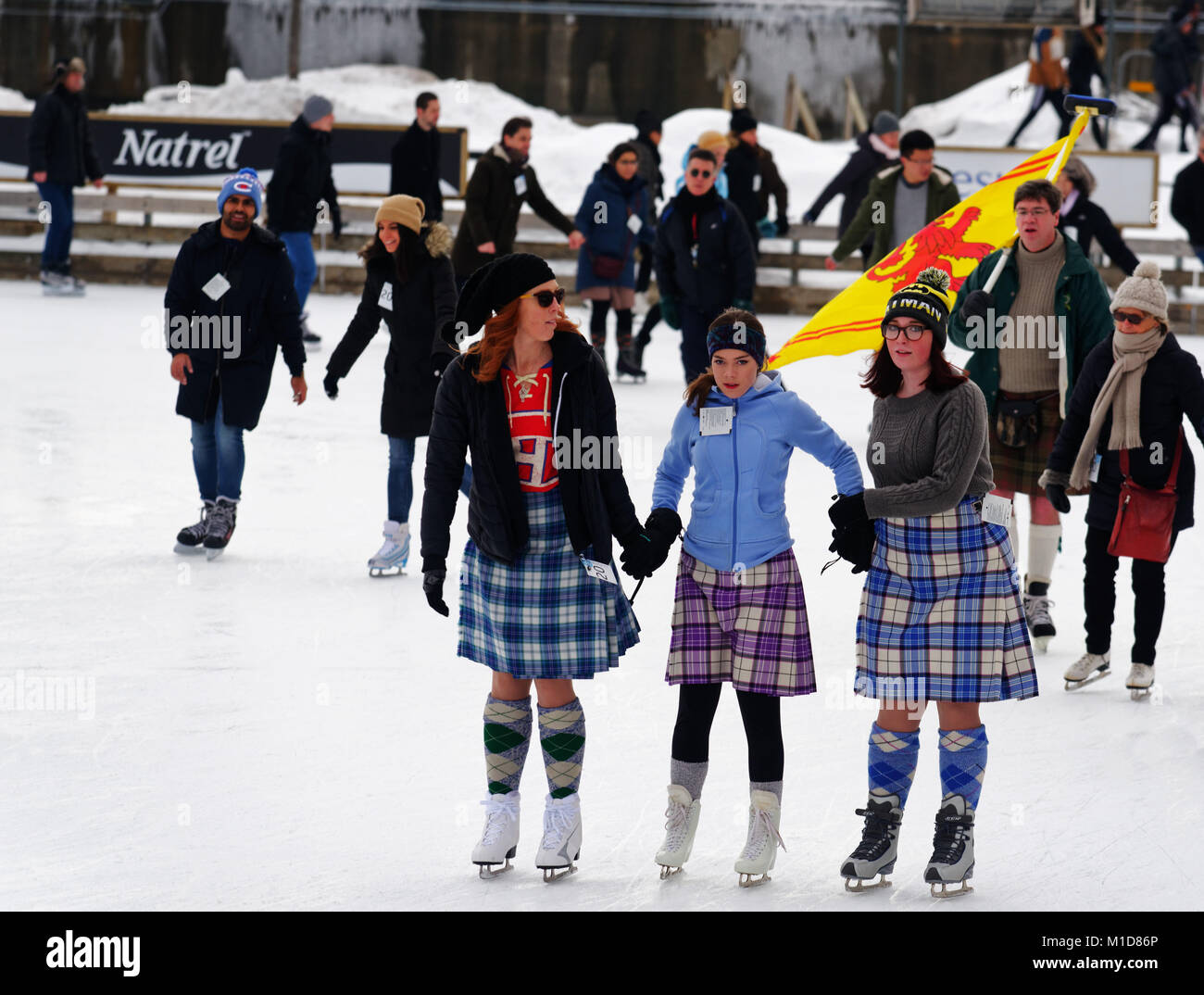 Skaters en el Viejo Puerto de Montreal celebra su ascendencia escocesa en el Great Canadian anual Falda Skate Foto de stock