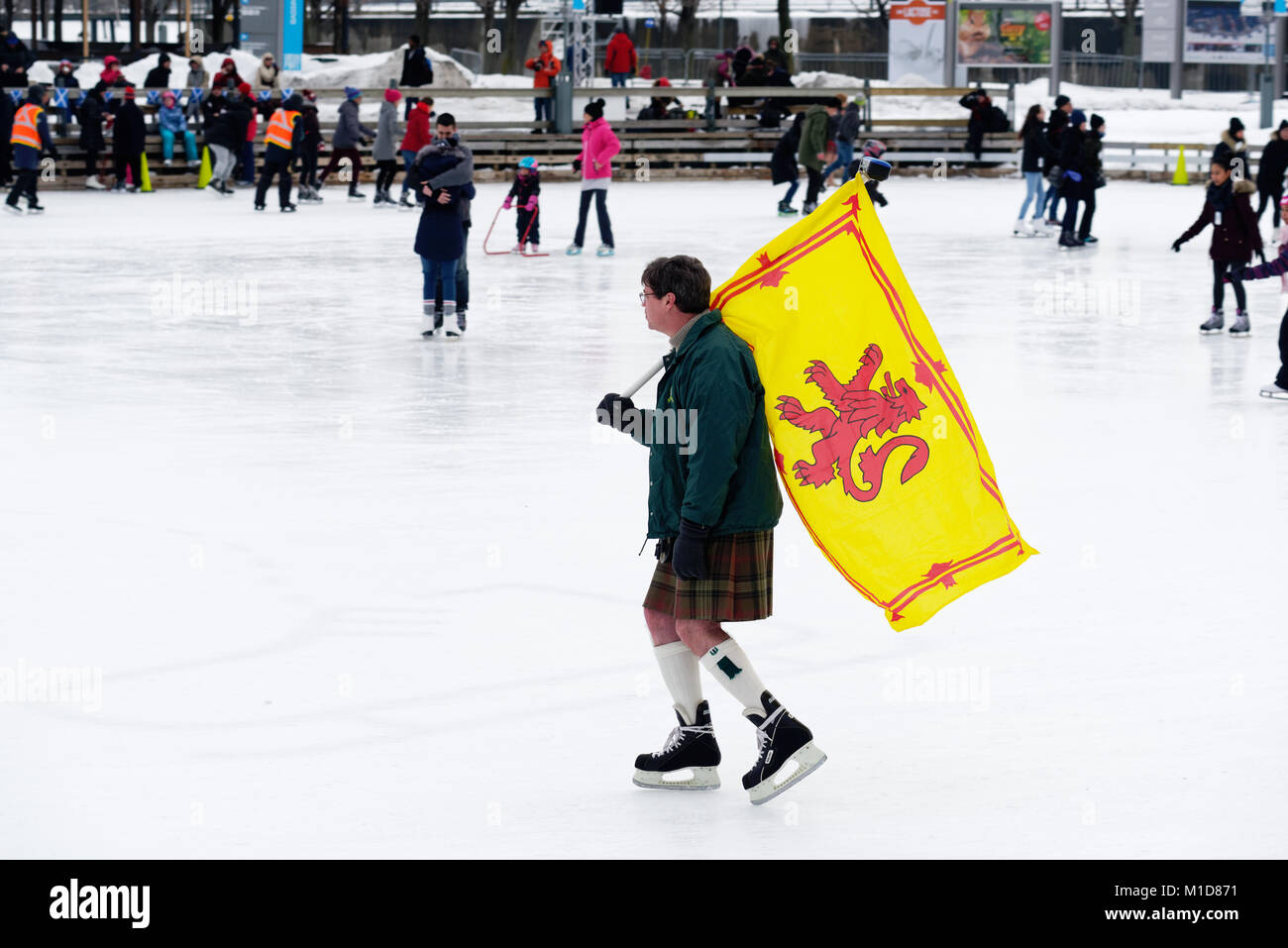 Un patinador en el Viejo Puerto de Montreal llevar el estandarte real escocesa, celebrando su ascendencia escocesa en el Great Canadian anual Falda Skate Foto de stock