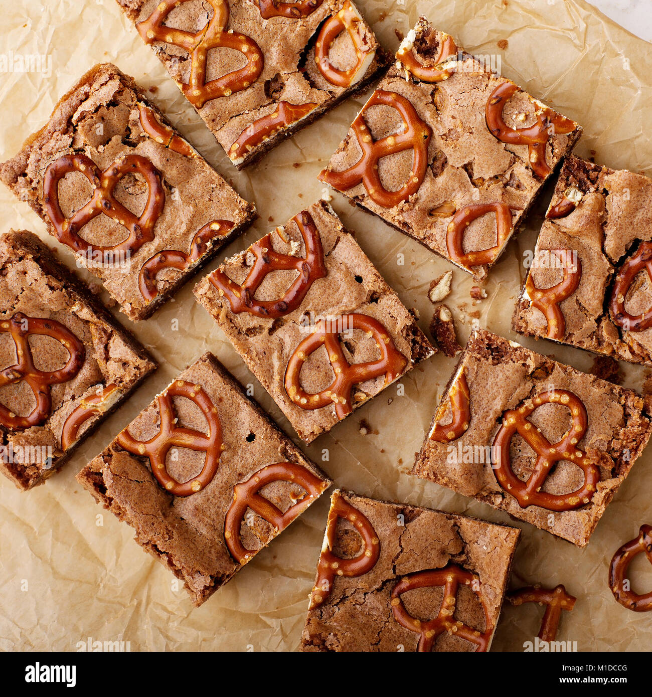 Brownies caseros con pretzels Foto de stock