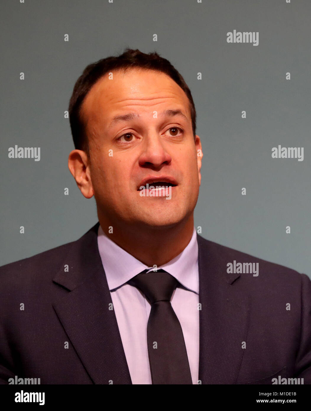 Taoiseach Leo Varadkar informa a los medios en los planes del gobierno para la celebración de un referéndum sobre las leyes restrictivas sobre el aborto en Irlanda, tras una reunión de gabinete convocada especialmente en edificios gubernamentales en Dublín. Foto de stock