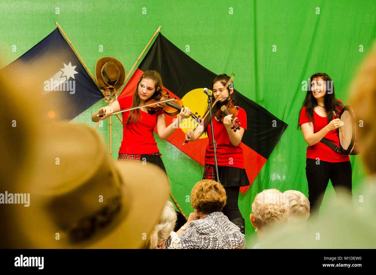 Trío de niñas cantando en frente de una multitud en el 46º Festival Anual de Música Country 2018. Tamworth Australia. Foto de stock