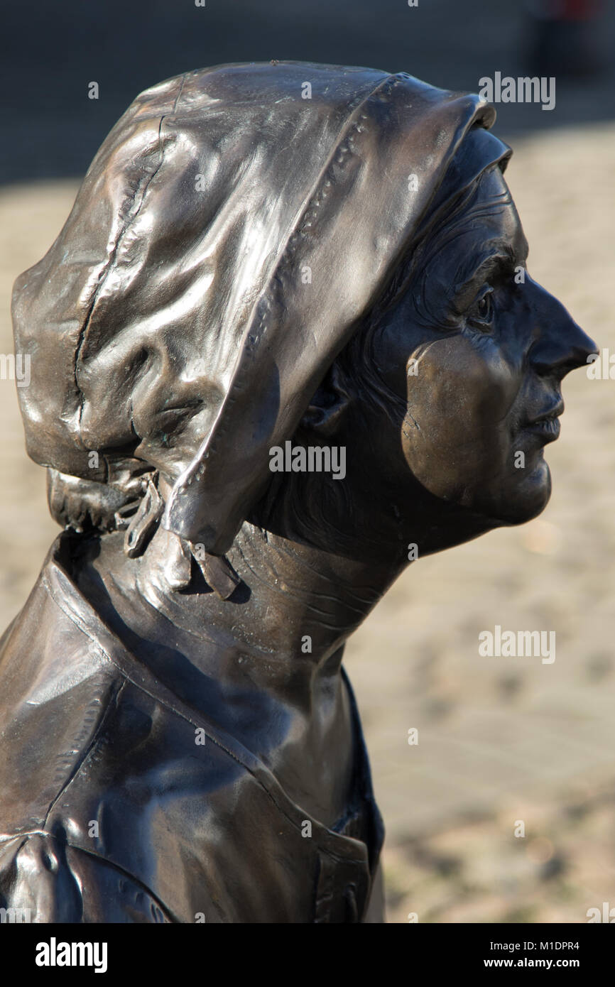 Estatua de bronce de Mother Shipton en Market Place, Knaresborough, North Yorkshire, Inglaterra, Reino Unido. Foto de stock