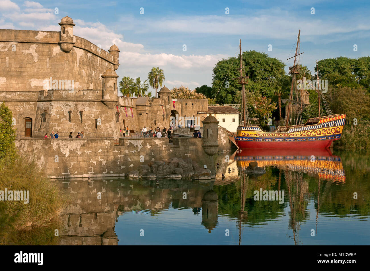 Isla Mágica (parque temático Isla Mágica), Puerta de América - la fortaleza y el Galeón, Sevilla, en la región de Andalucía, España, Europa Foto de stock