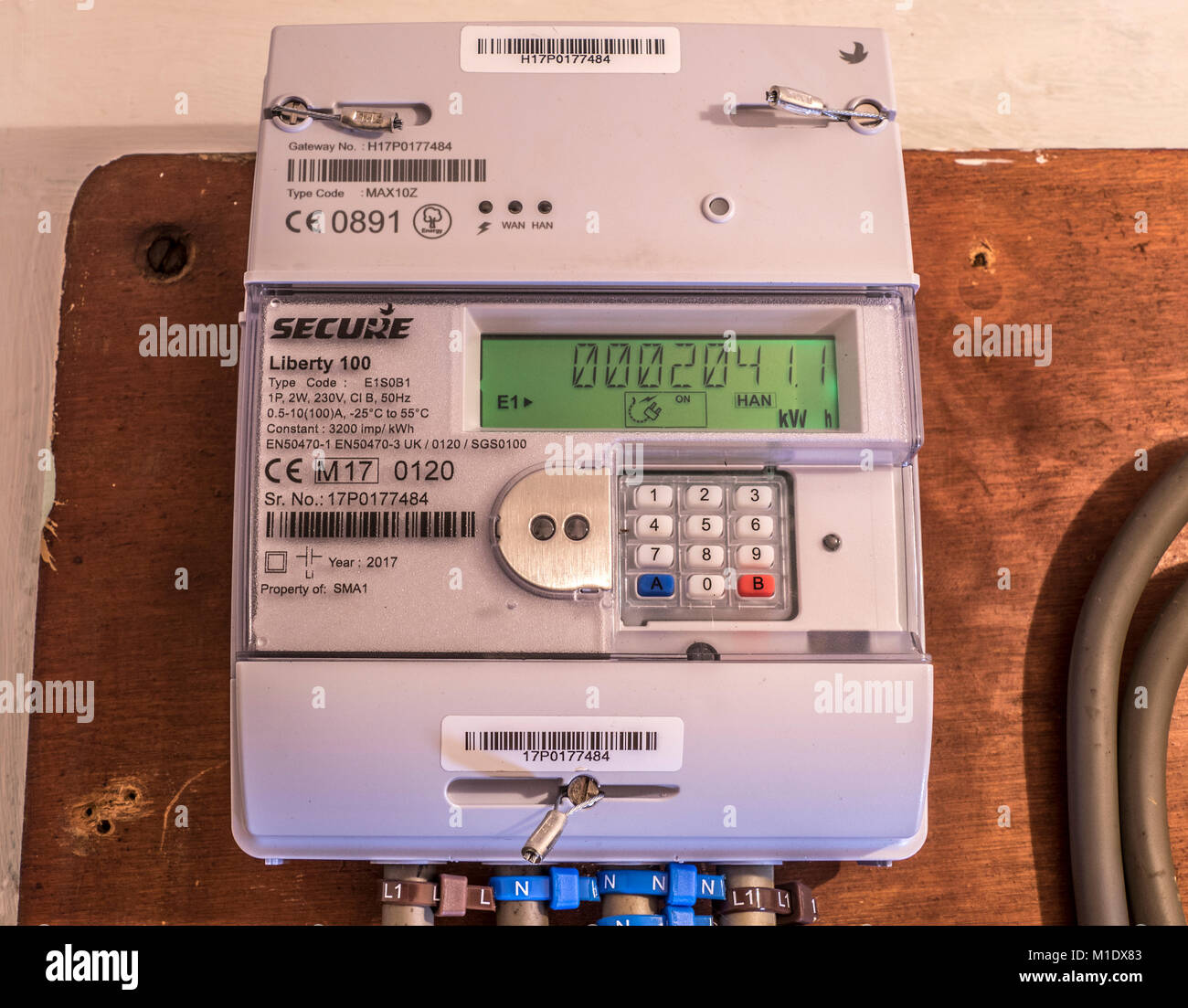 Asegurar la libertad 100 medidor de electricidad inteligentes, midiendo el consumo y retransmitir los kWh la lectura a través del panel de la pantalla. En el Reino Unido. Foto de stock