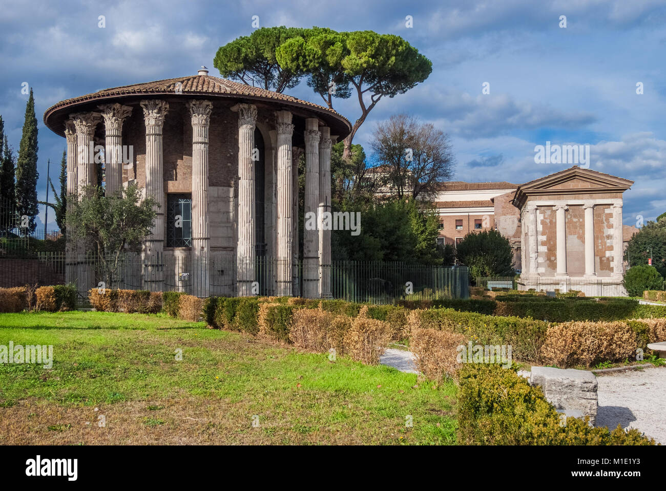 Los antiguos templos romanos de Hércules Víctor y Portunus in Foro Boarium plaza en el centro histórico de Roma. Foto de stock