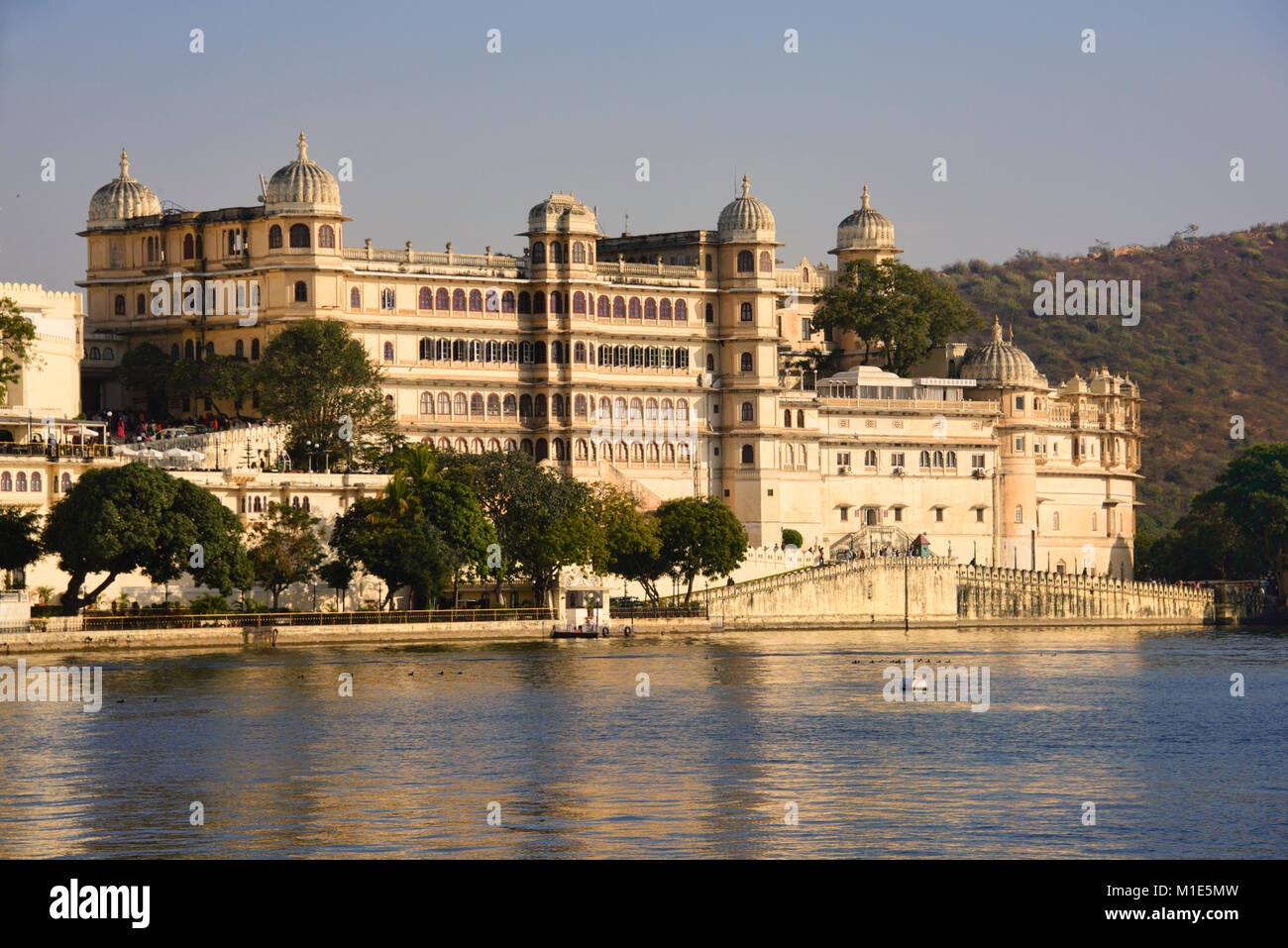 El majestuoso Palacio de la ciudad en el Lago Pichola, Udaipur, Rajasthan, India Foto de stock
