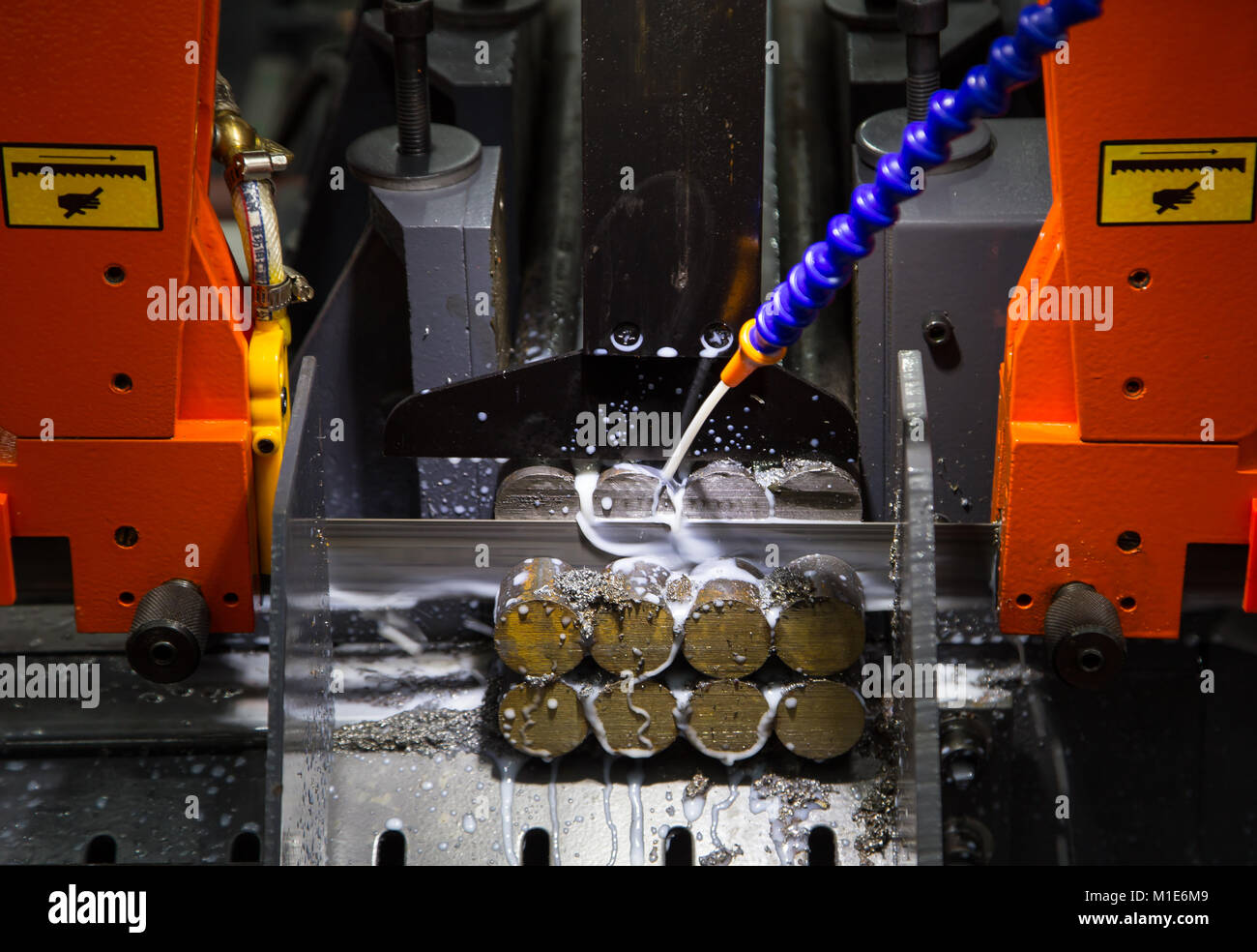 Sierra de cinta de corte de la máquina piezas de trabajo de metal con  refrigerante Fotografía de stock - Alamy