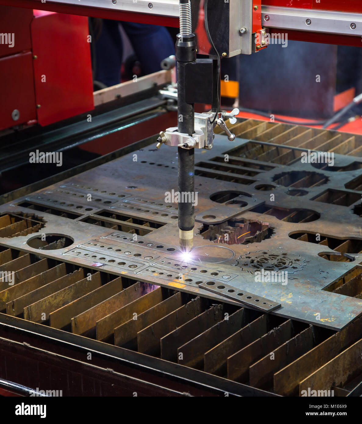 CNC máquina de corte de gas corte de hoja de metal Fotografía de stock -  Alamy