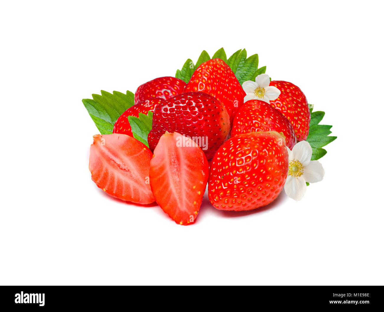 Fruta roja madura de fresas frescas con hojas. Aislado sobre un fondo blanco. Foto de stock