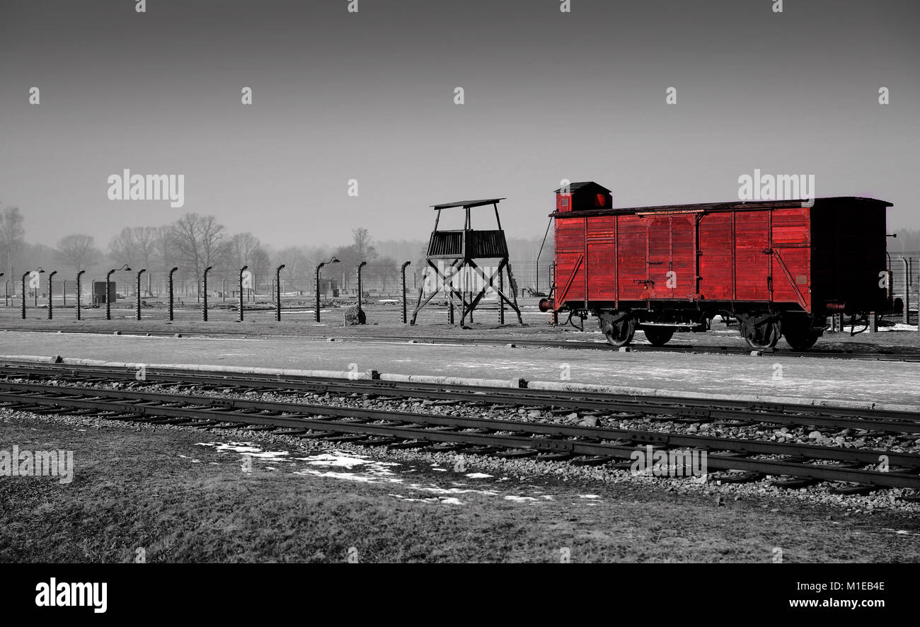 Blanco y negro con un color rojo [sangre] recogió de vagón en plataforma Judenrampe en Auschwitz II - Birkenau Holocaust Museum Foto de stock