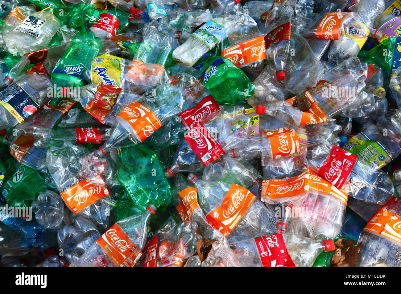 Botella plástica de coca cola fotografías e imágenes de alta resolución ...