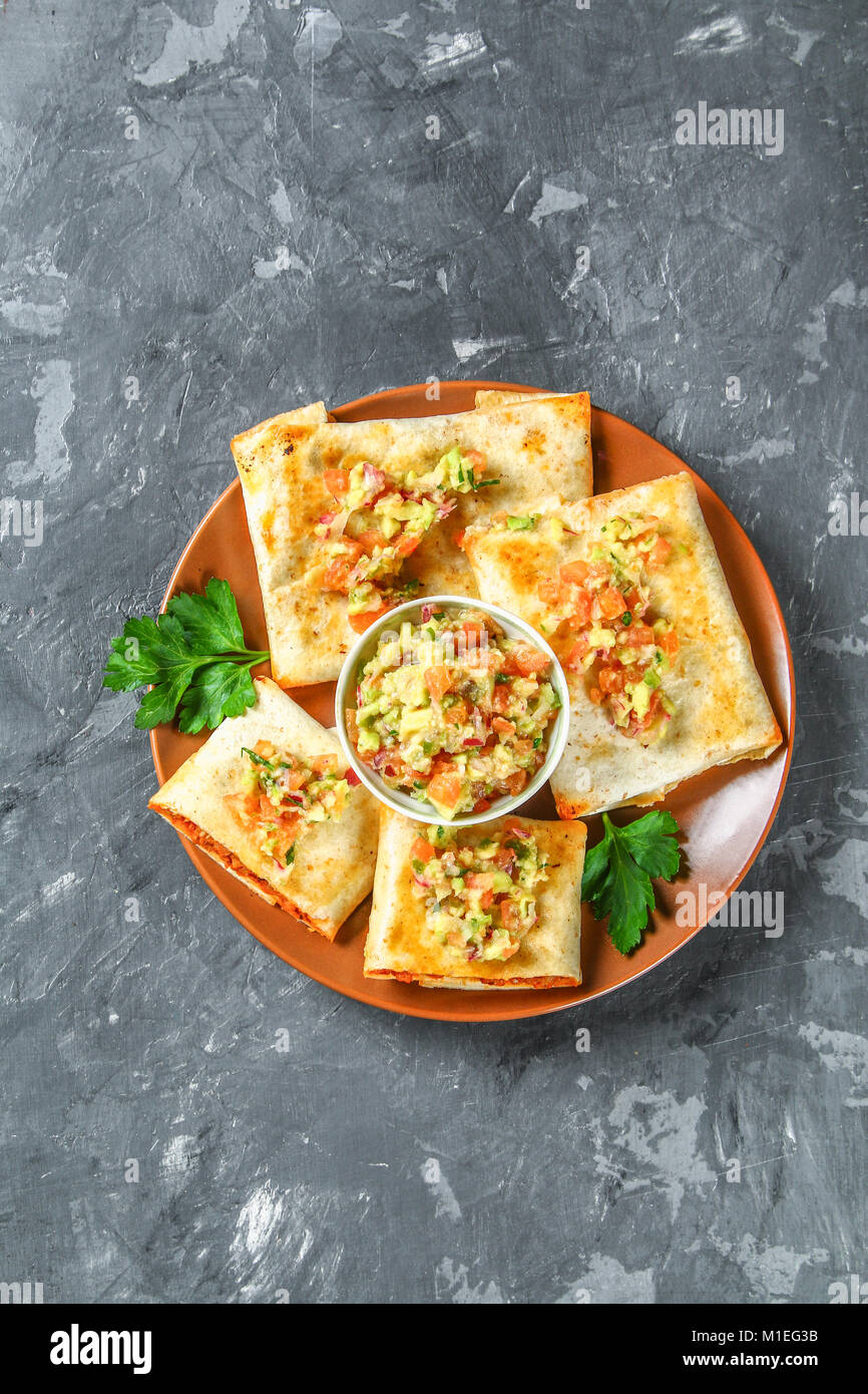 Plato tradicional mexicano - chimichanga. Pastel de maíz con carne picada,  el pimiento, la cebolla, el ajo, el orégano, la zira y guacamole salsa de  aguacate Fotografía de stock - Alamy