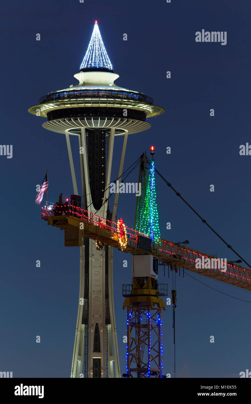Estados Unidos, en Washington. Seattle, Space Needle, grúas, luces de Navidad Foto de stock