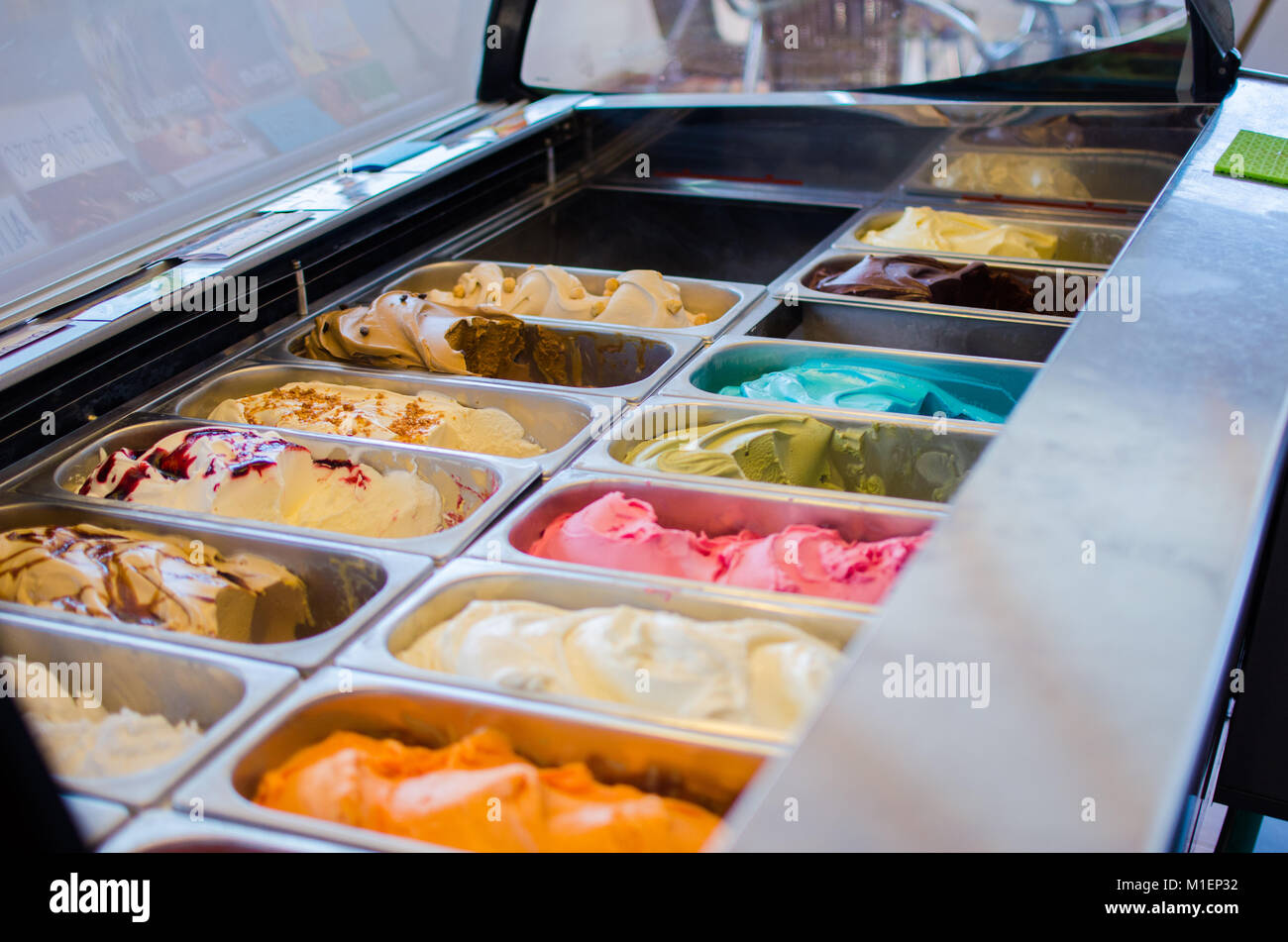 Fotografía de un refrigerador lleno de helados Fotografía de stock - Alamy