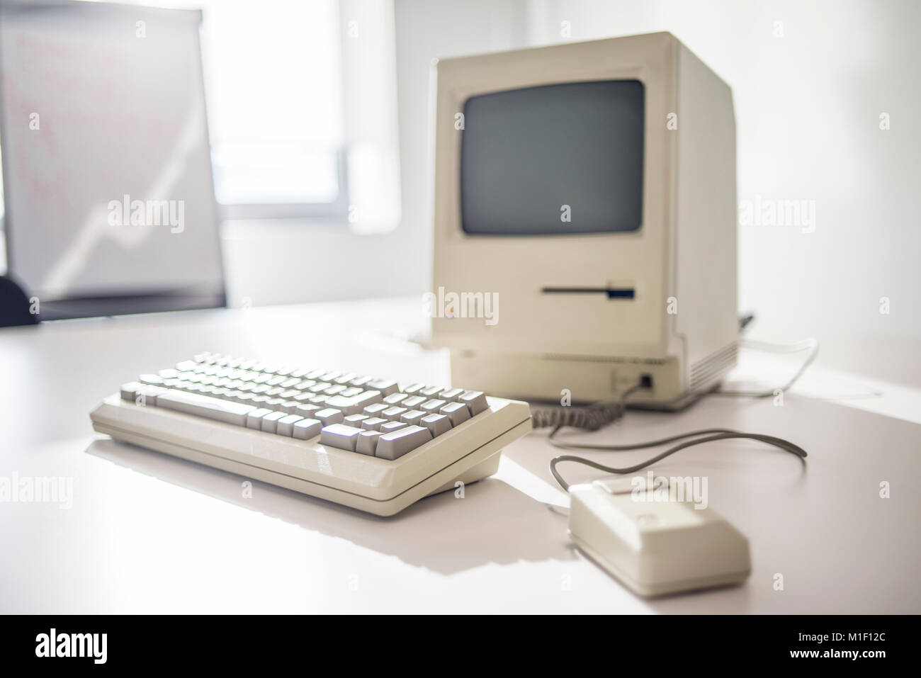 Macintosh 128K, firmada por Steve Wozniak, fecha de estreno de enero de 1984, expuesta en el Museo de Apple MacPaw ucraniano en Kiev, Ucrania, el 26 de enero de 2017. Desarrollador ucraniano MacPaw ha inaugurado el museo de hardware de Apple en la oficina de la compañía en Kiev. La colección tiene más de 70 modelos de Macintosh original data de 1981 a 2017. Foto de stock