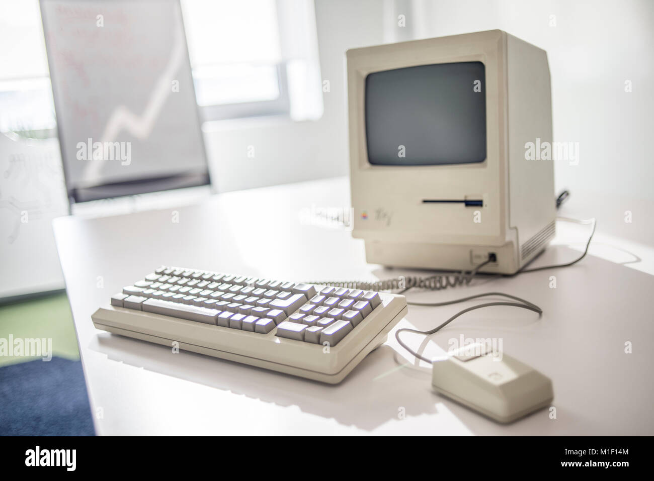 Macintosh 128K, firmada por Steve Wozniak, fecha de estreno de enero de 1984, expuesta en el Museo de Apple MacPaw ucraniano en Kiev, Ucrania, el 26 de enero de 2017. Desarrollador ucraniano MacPaw ha inaugurado el museo de hardware de Apple en la oficina de la compañía en Kiev. La colección tiene más de 70 modelos de Macintosh original data de 1981 a 2017. Foto de stock