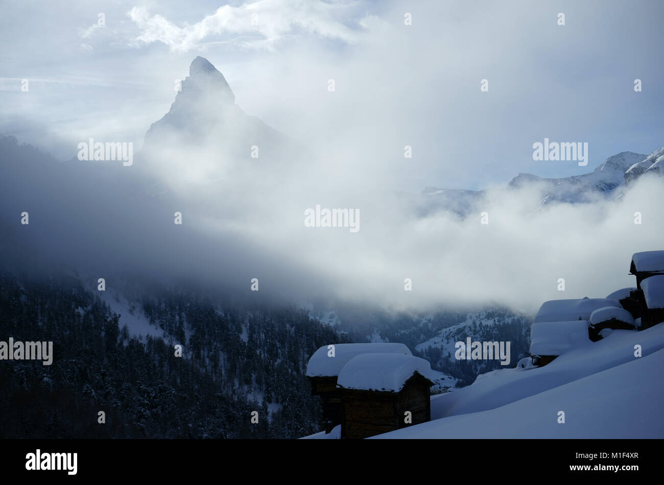 Pequeña aldea Findeln alpine graneros de debajo de Sunnegga y Matterhorn en nieve profunda, Zermatt, Valais, Suiza Foto de stock