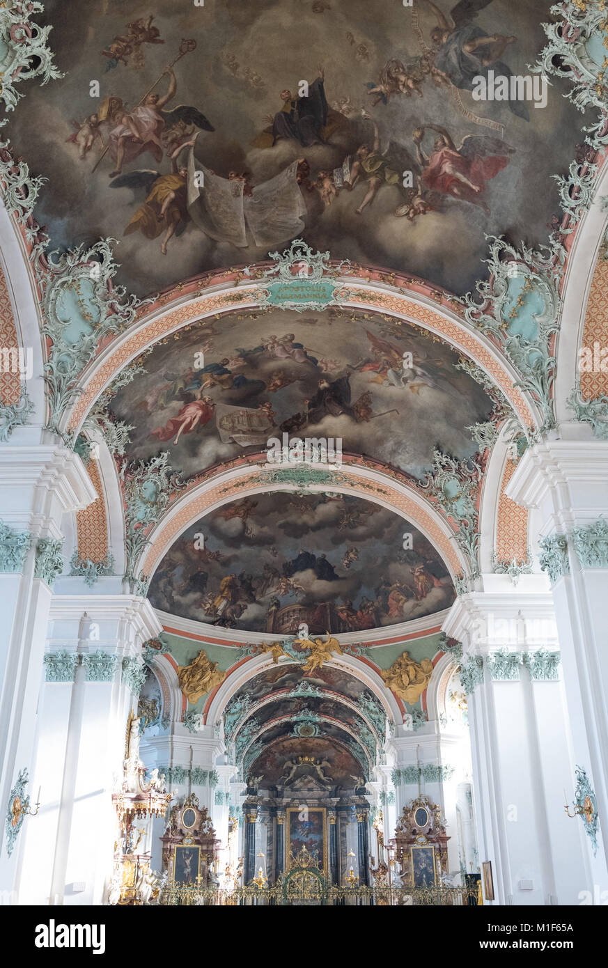 St.Gallen, Suiza, el blanco esplendor del barroco y la pintura interior de la catedral Foto de stock