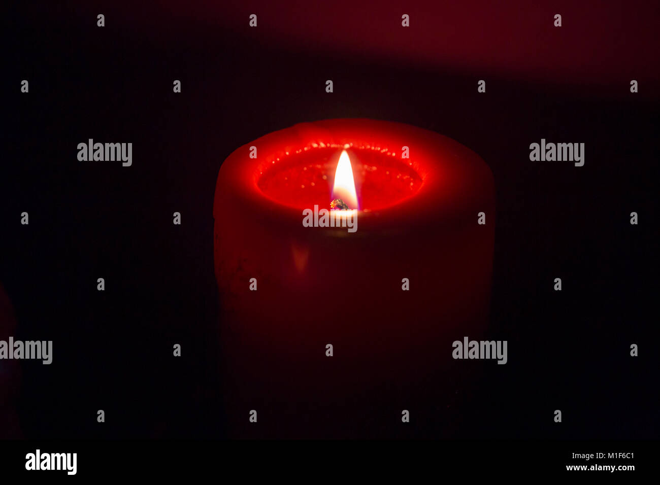 Parpadeo de la vela fotografías e imágenes de alta resolución - Alamy
