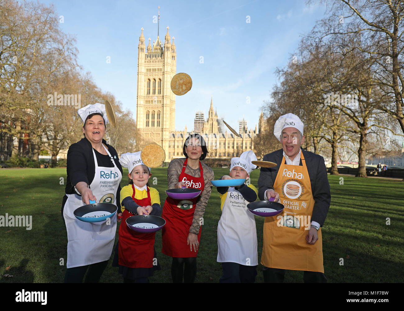 Tonia Antoniazzi MP (izquierda), Lucrecia Millarini (centro) y Alastair Stewart (derecha) de noticias de ITV con gracia y Jacob de la escuela primaria de San Mateo, en Westminster, en el lanzamiento de este año de la Rehab Pancake carrera parlamentaria en Westminster, Londres. Foto de stock