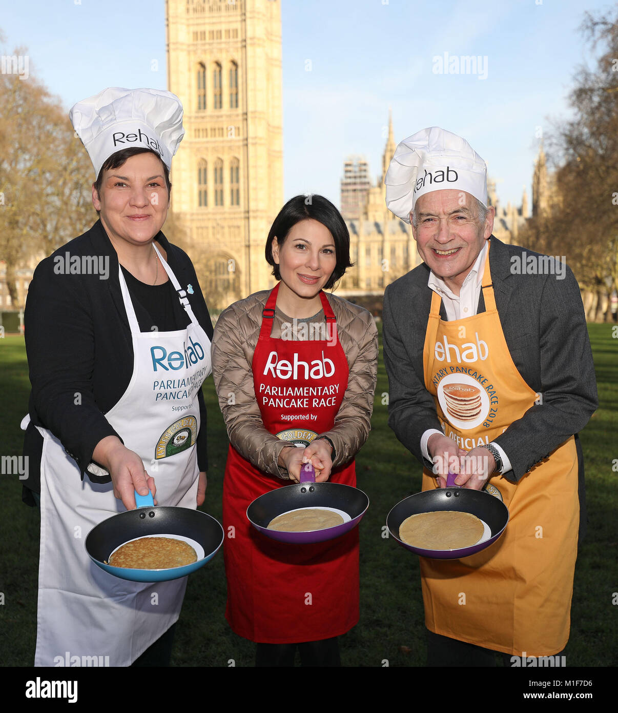 (De izquierda a derecha) de Tonia Antoniazzi MP con Lucrecia Millarini y Alastair Stewart de noticias de ITV en el lanzamiento de este año de la Rehab Pancake carrera parlamentaria en Westminster, Londres. Foto de stock