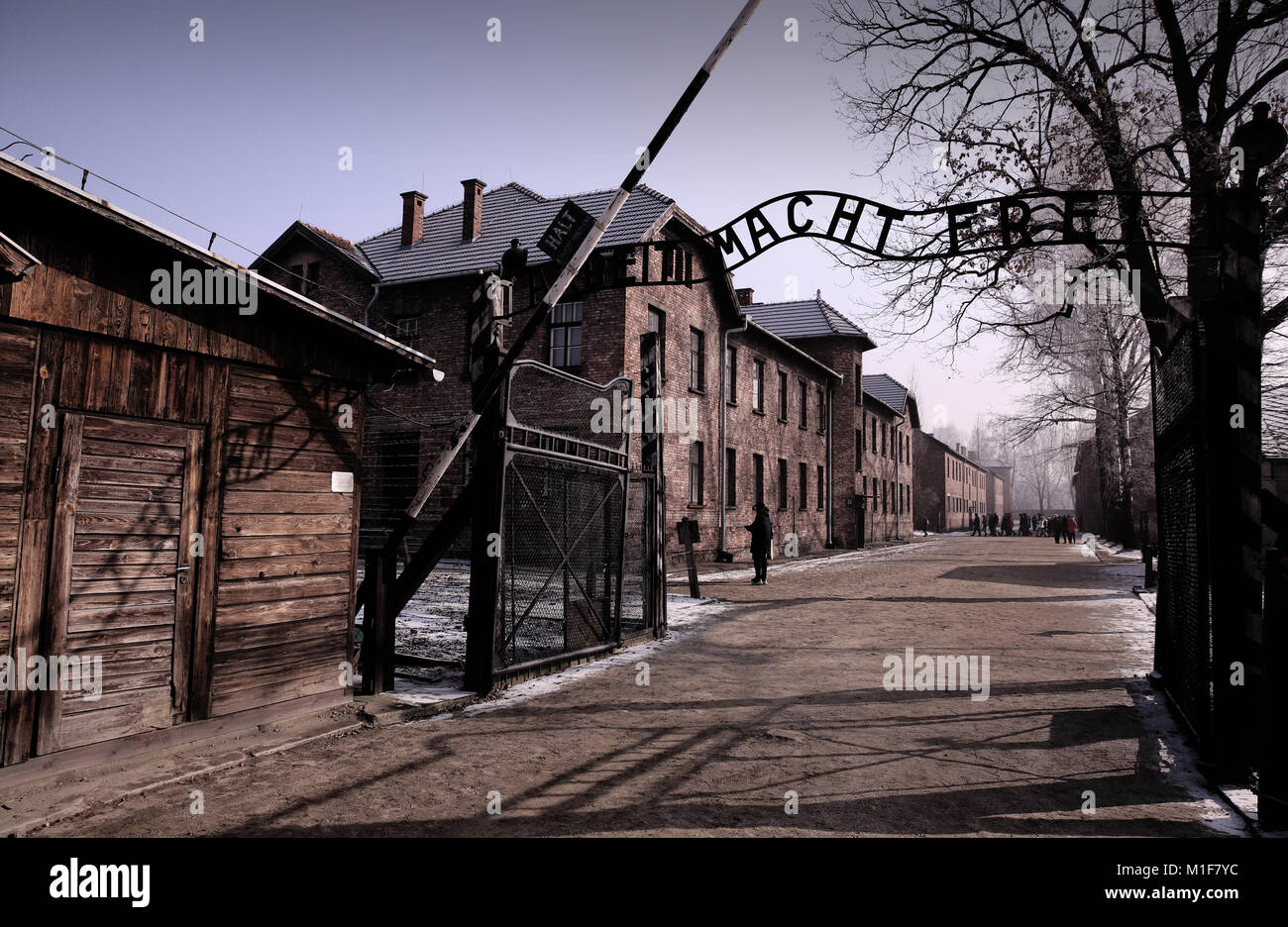 Entrada de Auschwitz I mostrando escalofriante carteles icónicos 'Arbeit macht frei' - el trabajo te libera Foto de stock